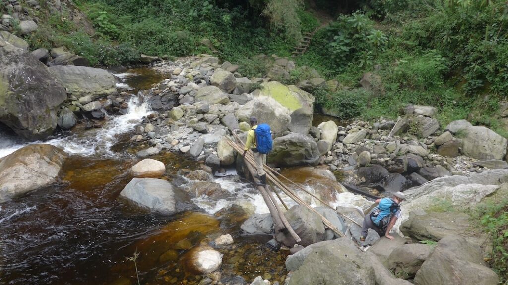 Auf dem Ruwenzori Trekking muss mehrmals der Mubuku Fluss überquert werden