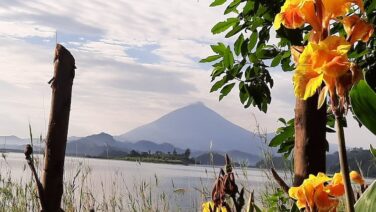 Seeblick auf Sabinyo Vulkan im Mgahinga Nationalpark