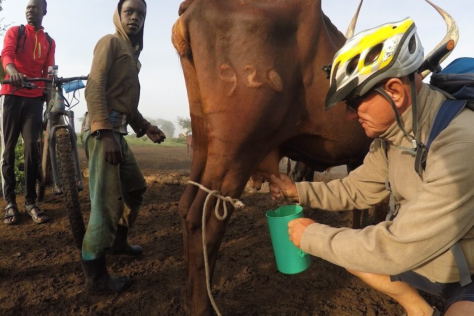 Auf dem eBike Mountainbike Trip kann man sich im Ankole Land mit frischer Milch versorgen!