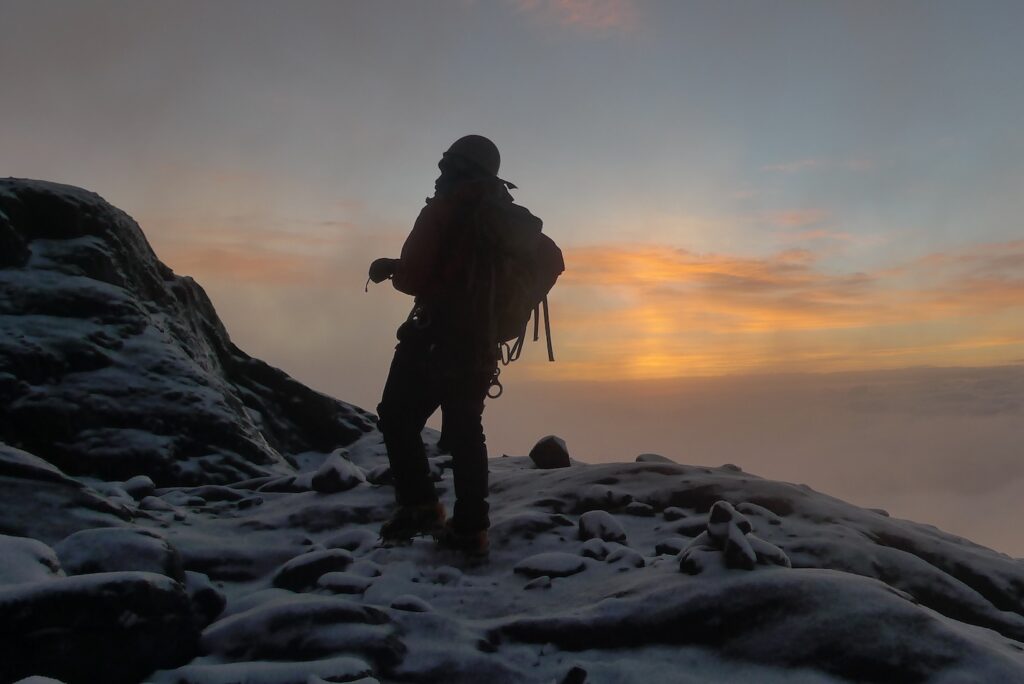 Rwenzori Safari und Trekking Gereister Felsen