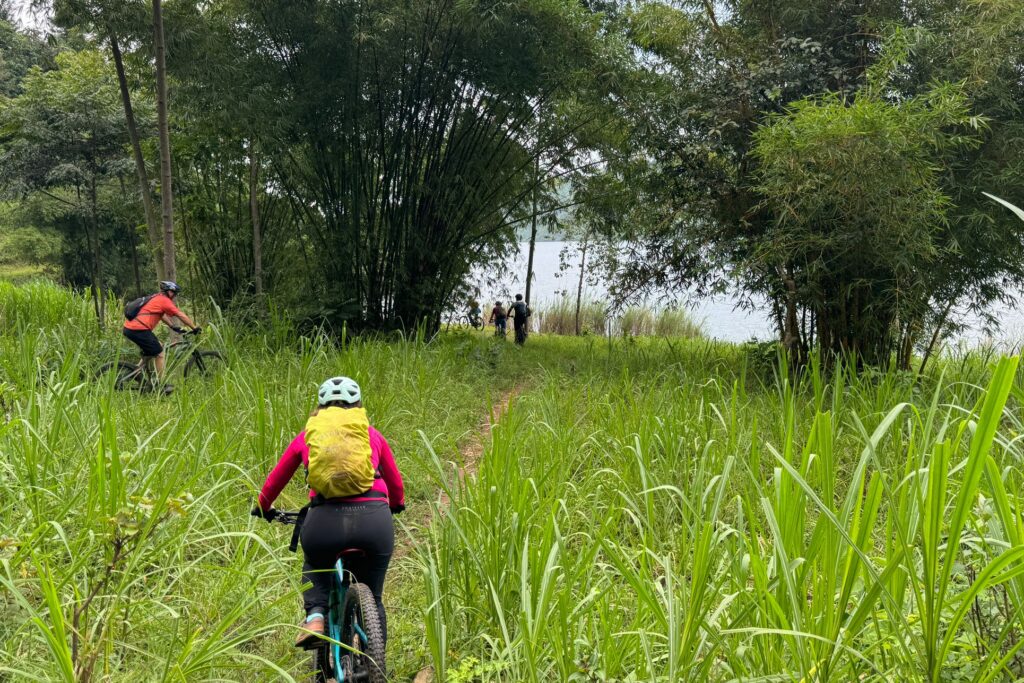 Ruanda eBike Mountainbiking entlang dem Kivu See