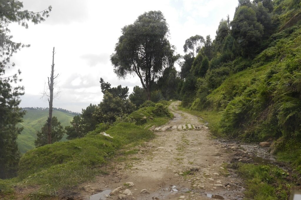 TYPISCHE BERGPISTE IN RUANDA