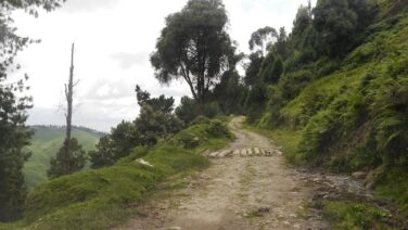 TYPISCHE BERGPISTE IN RUANDA