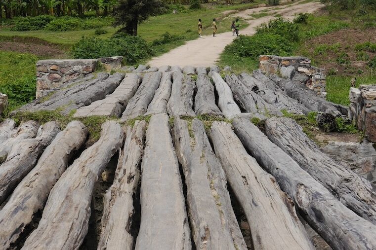 Typische Holzbrücke auf der Ruanda eBike Tour