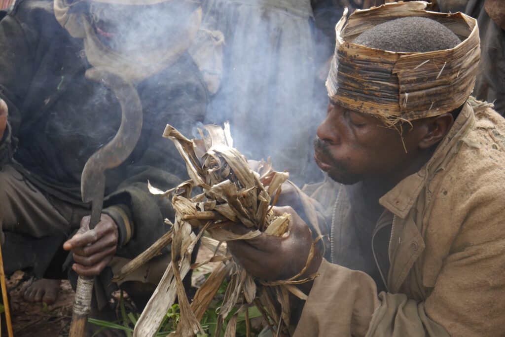Batwa im Bwindi Forest beim Feuer anblasen