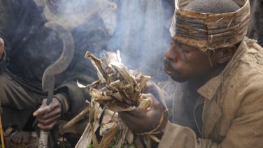 Batwa im Bwindi Forest beim Feuer anblasen