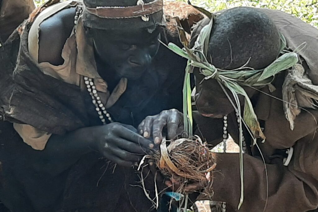 Batwa im Bwindi Forest beim Feuer entfachen