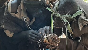 Batwa im Bwindi Forest beim Feuer entfachen