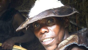 Batwa Jäger im Bwindi Forest