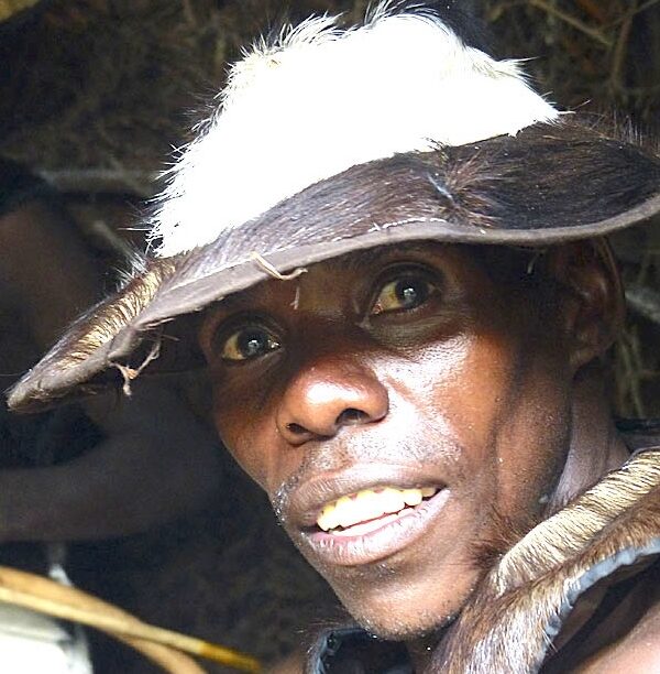 Batwa Jäger im Bwindi Forest