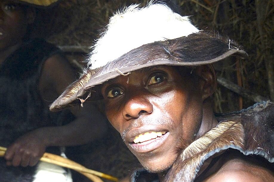 Batwa Jäger im Bwindi Forest